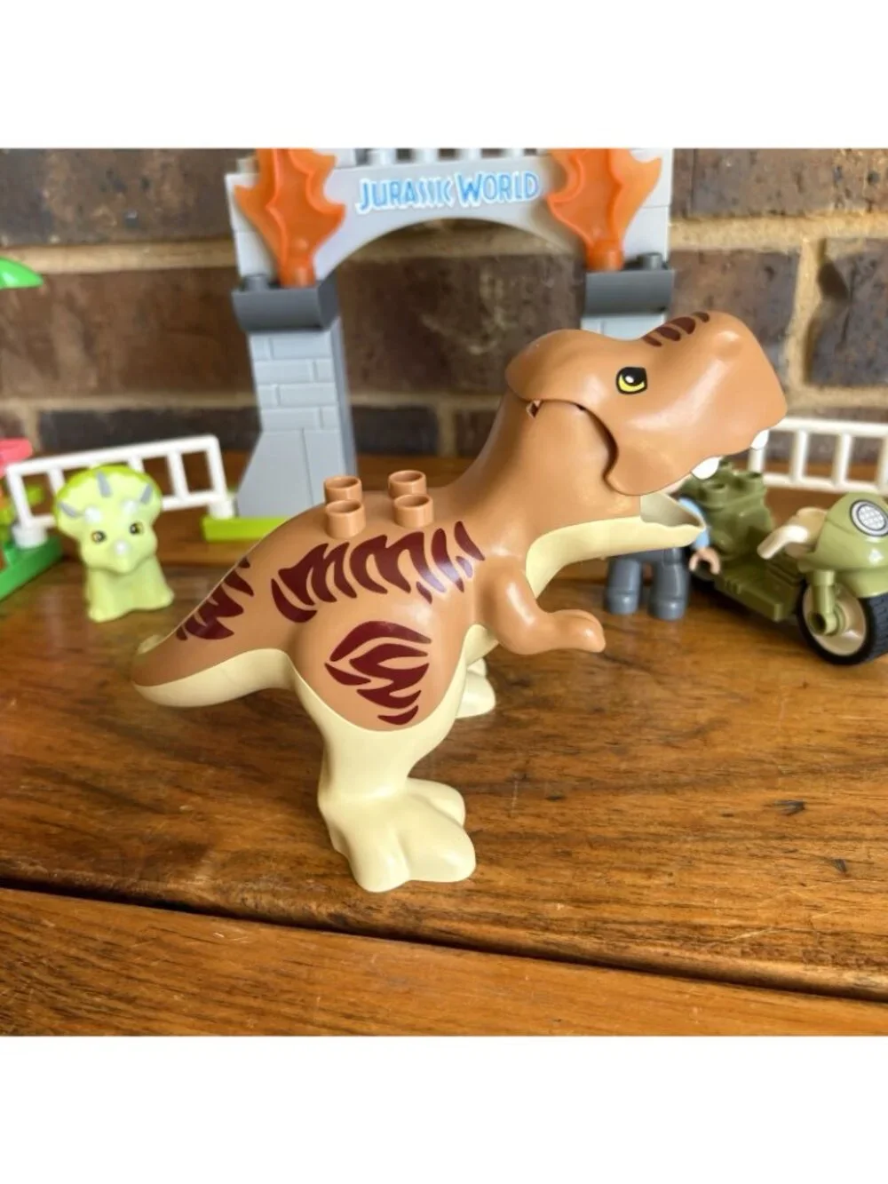 Lego Duplo 10939 Jurassic World T. Rex and Triceratops Dinosaur Breakout